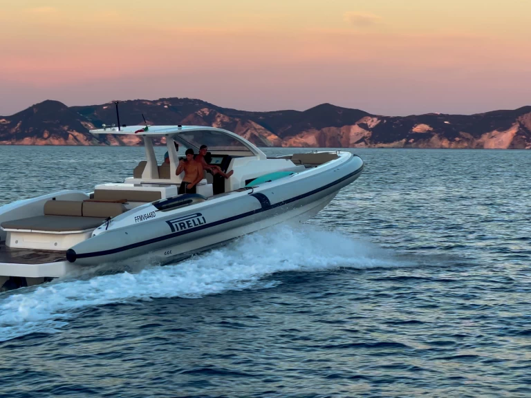 Pirelli Pirelli 50 EFB charter bareboat eller skeppad i Torre Annunziata