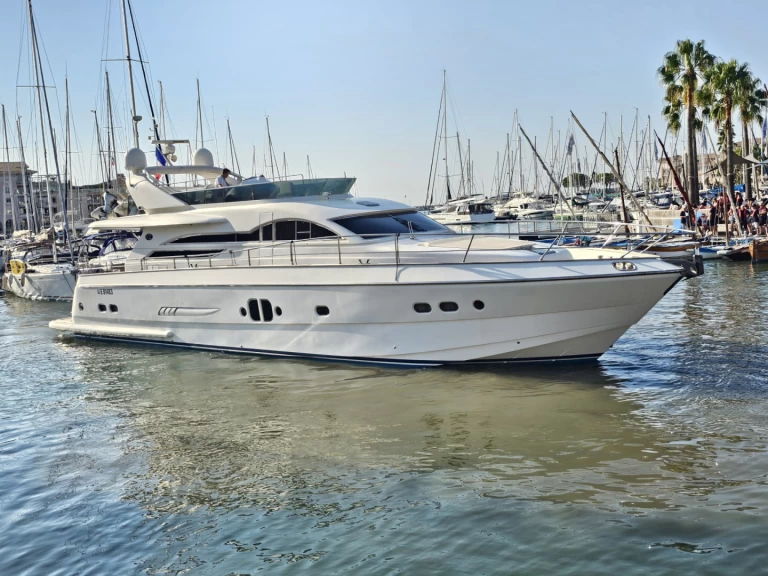 Lyx yacht för uthyrning Saint Raphael till det bästa priset 