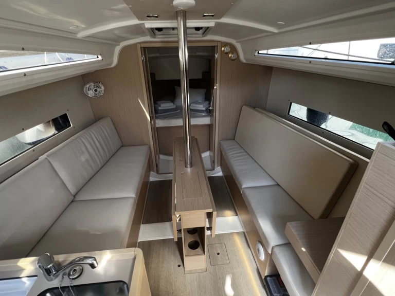 Bénéteau Oceanis 30.1 charter bareboat eller skeppad i Volos