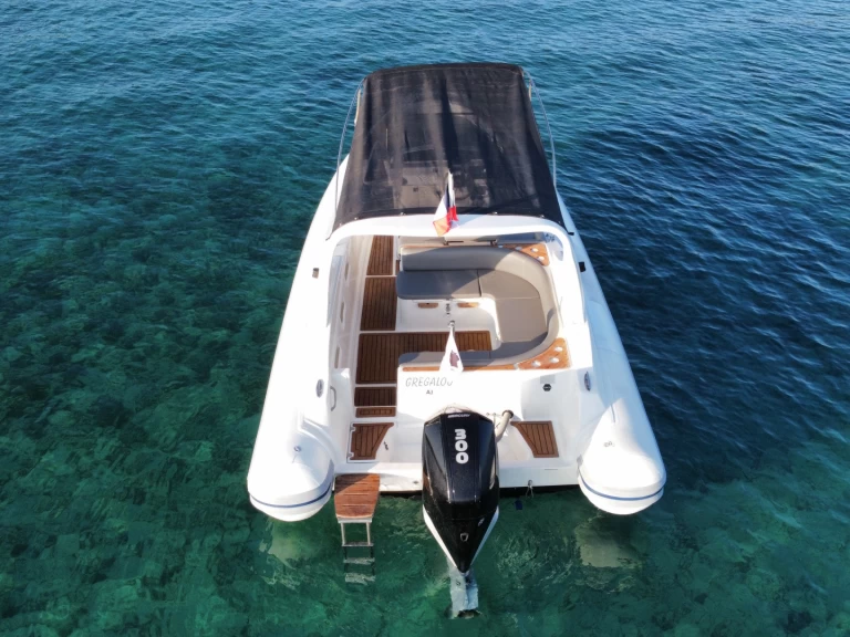 Uthyrning RIB Lomac med en båtlicens 