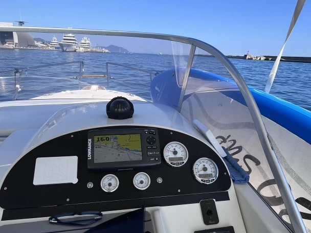 Uthyrning Motorbåt  Capelli med en båtlicens 