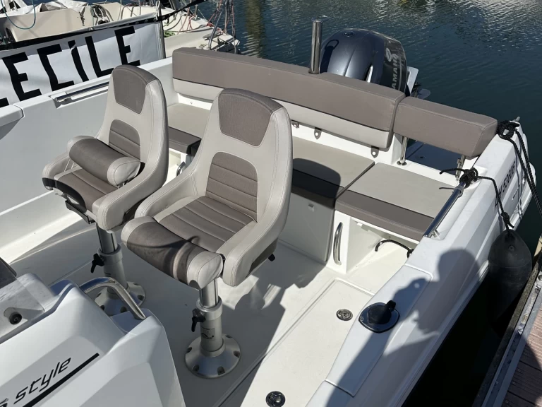 Uthyrning Motorbåt  Jeanneau med en båtlicens 