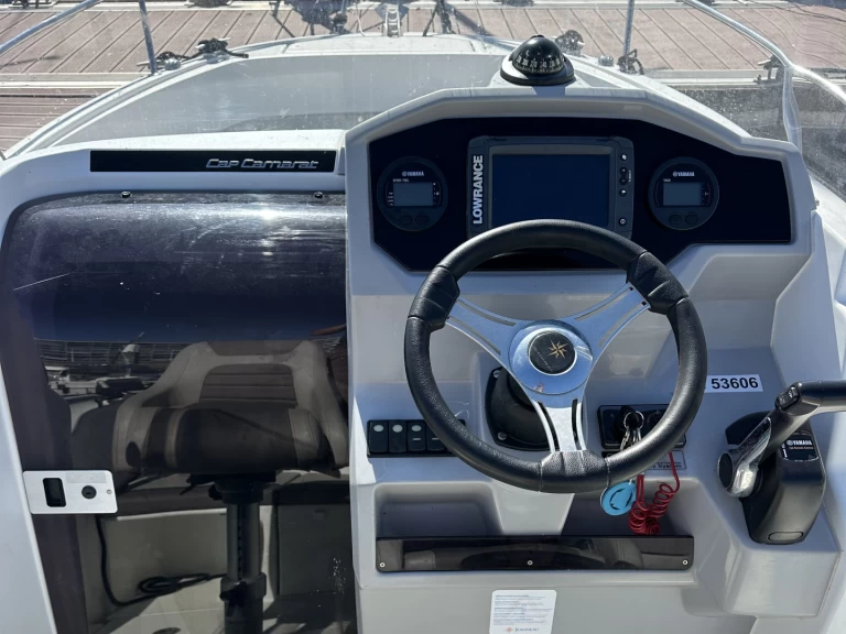 Jeanneau Cap Camarat 6.5 CC Serie 2 charter bareboat eller skeppad i Le Havre