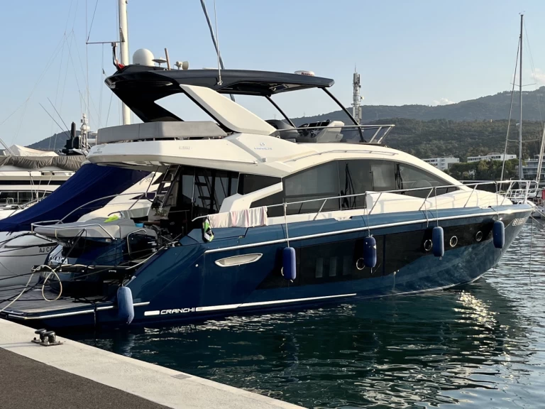 Cranchi E56F charter bareboat eller skeppad i Porto di Loano
