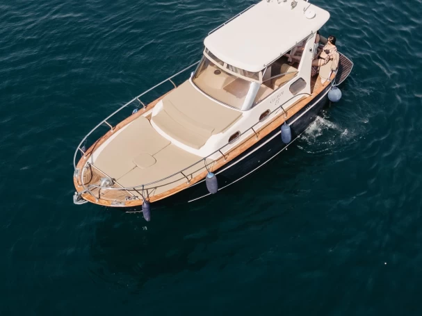 Hyra Motorbåt  med eller utan skeppare Libeccio 27 Castellammare di Stabia 