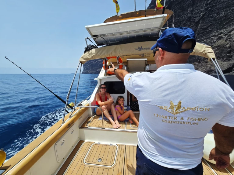 Bertram Bertram 28 flybrigde charter bareboat eller skeppad i Guía de Isora