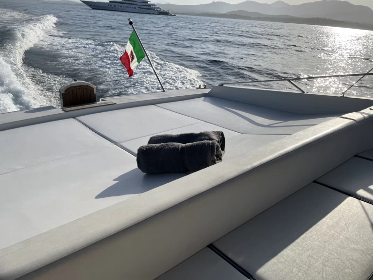 Uthyrning Motorbåt  Itama med en båtlicens 