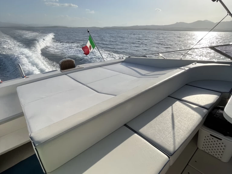 Itama Itama 45 charter bareboat eller skeppad i Olbia Port