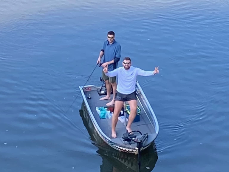 Hyra Motorbåt  med eller utan skeppare linder Cénevières 