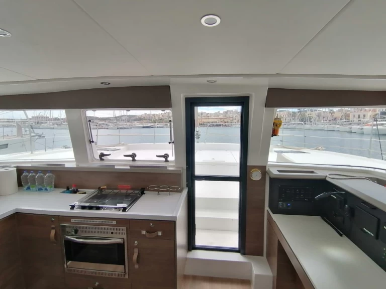 Bali Catamarans Bali 4.2 charter bareboat eller skeppad i Lavrio