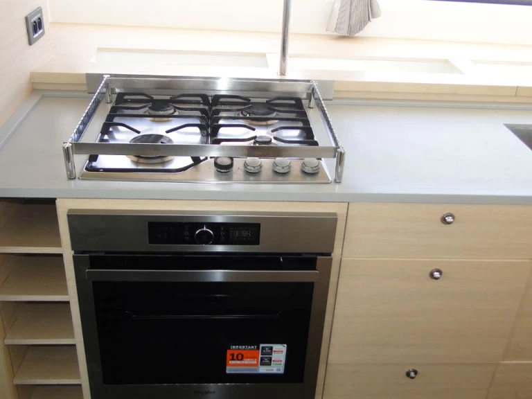 Lagoon Lagoon 620 charter bareboat eller skeppad i Alimos