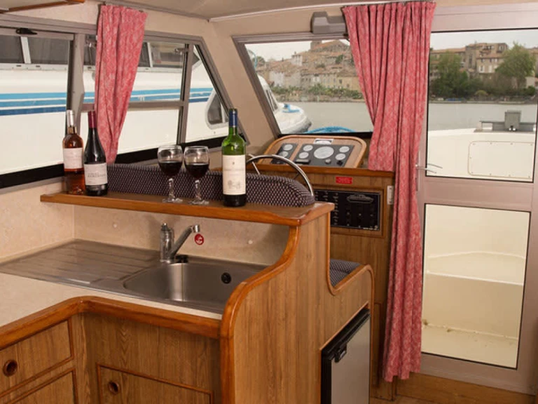 Le Boat Cirrus A charter bareboat eller skeppad i Saint-Gilles-Croix-de-Vie