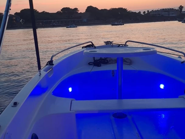 Uthyrning Motorbåt  Alfa yatch  med en båtlicens 