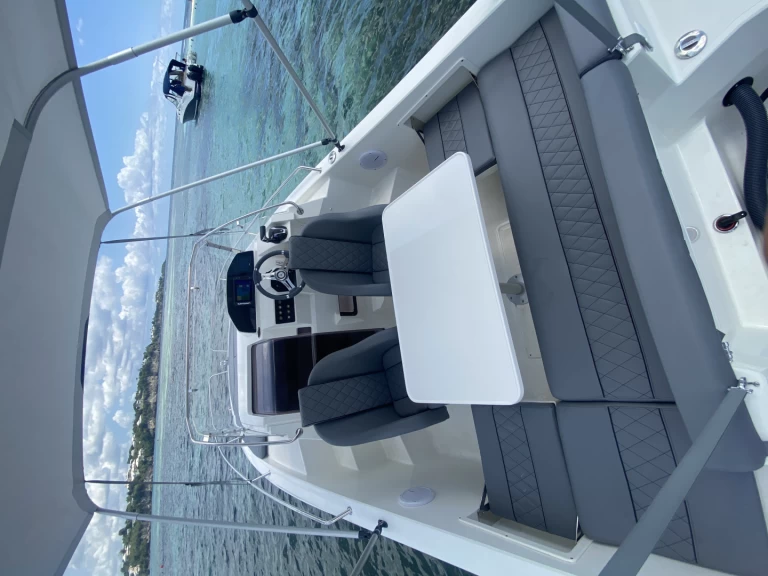 Pacific Craft Pacific Craft 700 SC charter bareboat eller skeppad i Le Gosier