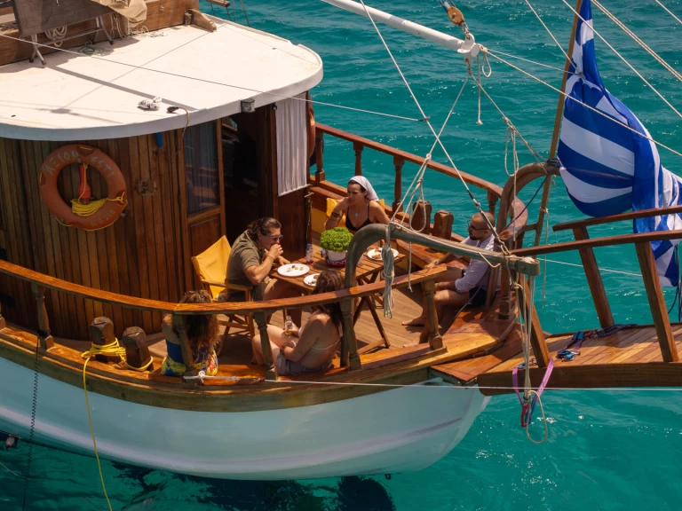 Lyx yacht för uthyrning Marina Delta Kallithea till det bästa priset 