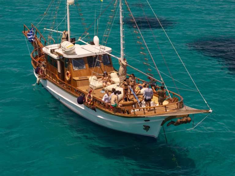 Traditional Athenian Cruiser charter bareboat eller skeppad i Marina Delta Kallithea