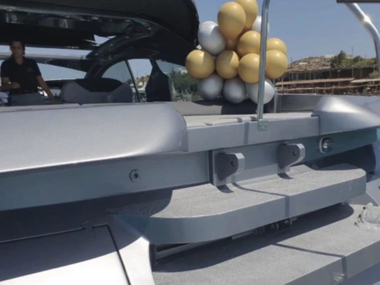 Pershing Pershing 65 charter bareboat eller skeppad i Ornós