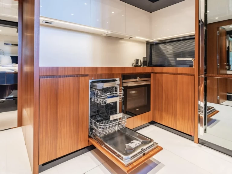 Hyr en Riva Rebel 66 Saint-Tropez 