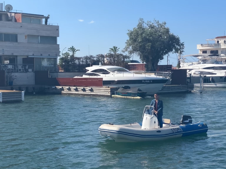 Zodiac Medline 500 charter bareboat eller skeppad i Empuriabrava