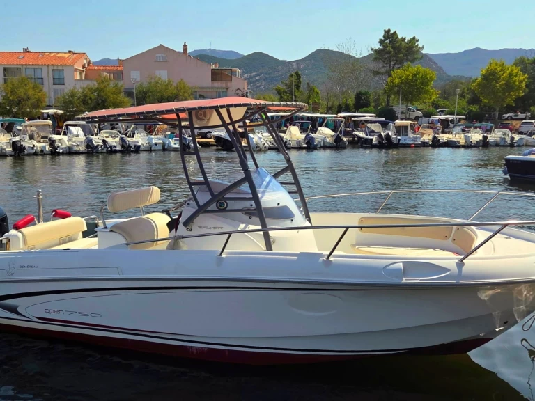 Hyr en Bénéteau Flyer 750 Open Saint-Florent 