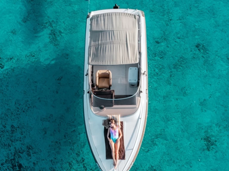 Cranchi Clipper 760 charter bareboat eller skeppad i Ibiza Town