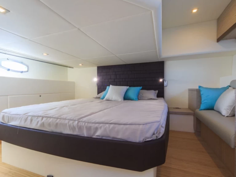 Rio Rio 44 Hard Top charter bareboat eller skeppad i Neapel