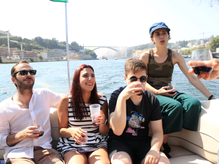 Uthyrning Motorbåt  Maxum med en båtlicens 