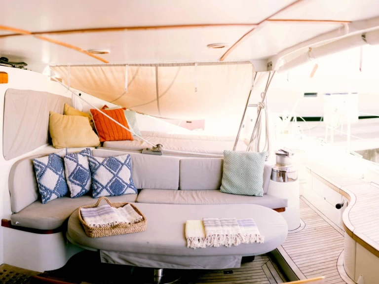 Privilege KELEA charter bareboat eller skeppad i West End