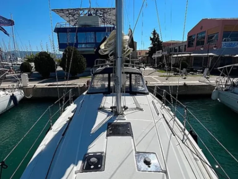 Bénéteau Oceanis 41.1 charter bareboat eller skeppad i Lefkáda