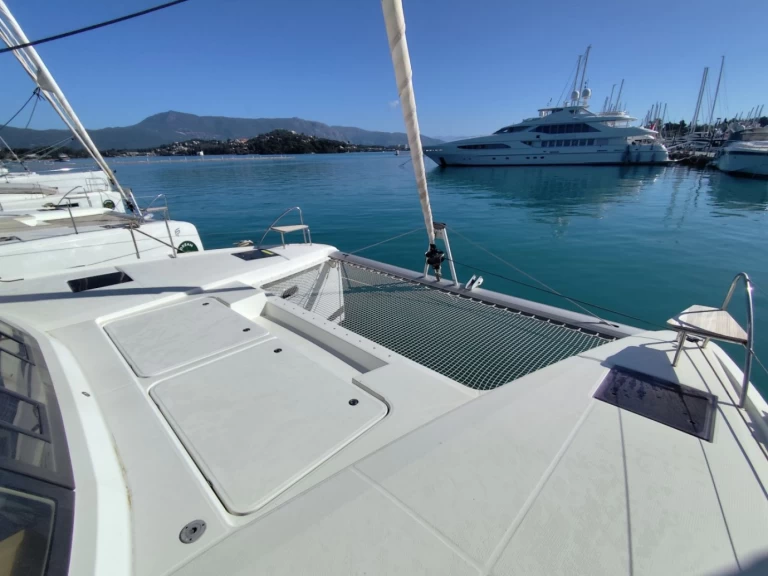Fountaine Pajot Astrea 42 charter bareboat eller skeppad i Gouvia