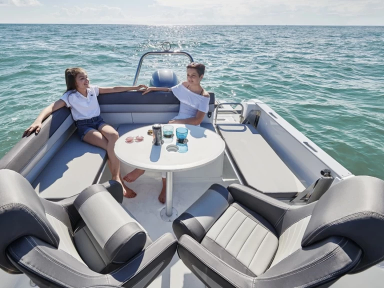 Hyr en Jeanneau Cap Camarat 6.5 WA Serie 3 Antibes 