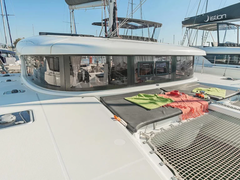 Lagoon Lagoon 42 charter bareboat eller skeppad i Alimos