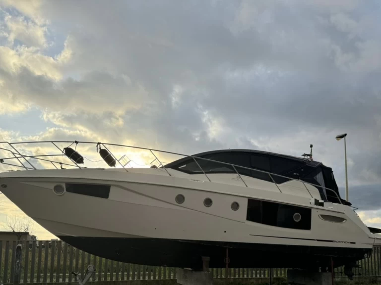 Uthyrning Motorbåt  Cranchi med en båtlicens 