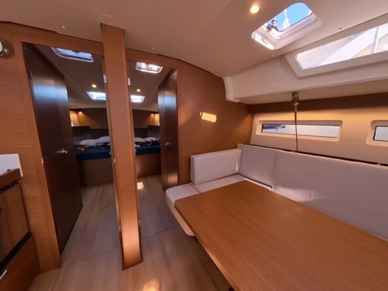 Jeanneau Sun Odyssey 490 charter bareboat eller skeppad i Palma de Mallorca