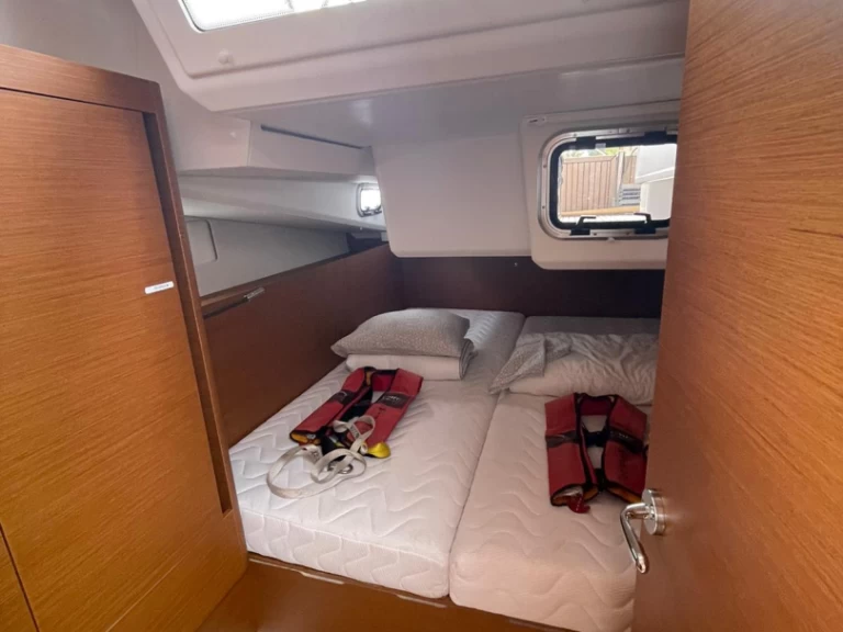 Jeanneau Sun Odyssey 440 charter bareboat eller skeppad i Palma de Mallorca