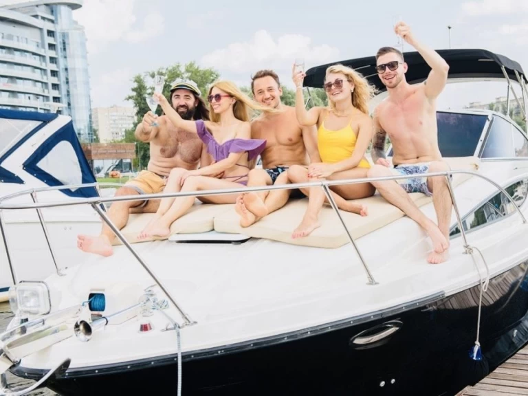 Bayliner Bayliner 285 Cruiser charter bareboat eller skeppad i Vieux Port de Cannes