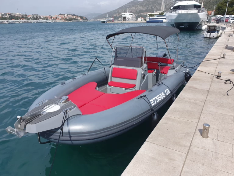 Marlin Boat 790 Pro Dynamic charter bareboat eller skeppad i Marina Frapa Dubrovnik