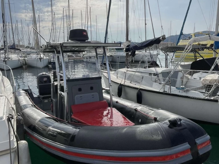 Valiant Karbon 750 sport 6  charter bareboat eller skeppad i Toulon