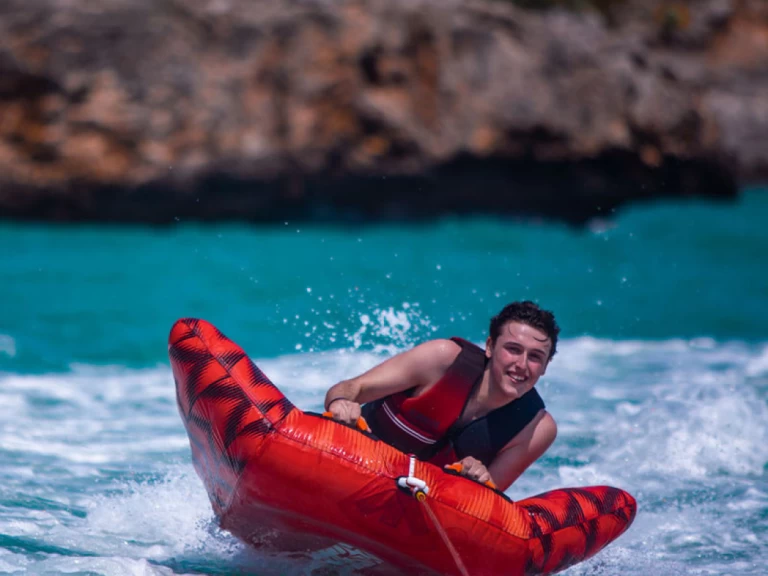 Hyra Motorbåt  med eller utan skeppare Bénéteau Agay 