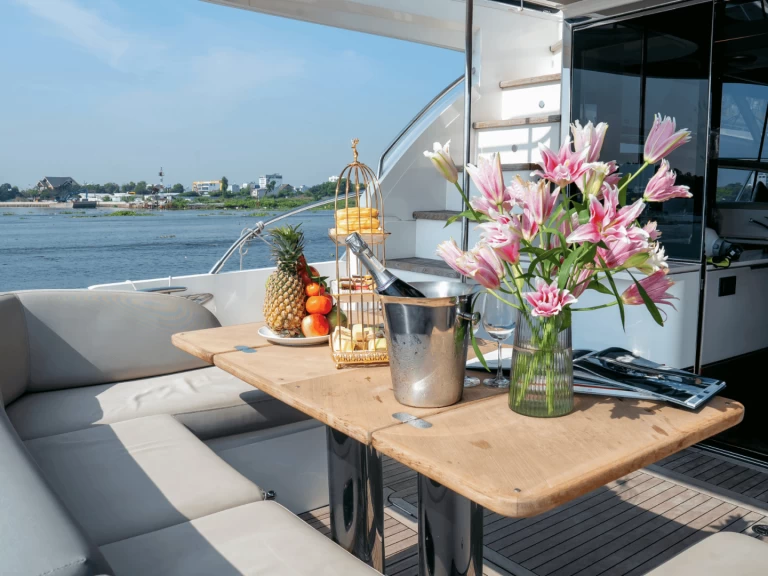 Hyra Lyx yacht med eller utan skeppare Princess Phường Hiệp Bình Phước 