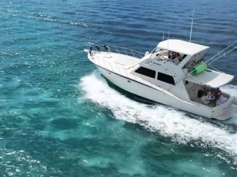 Hatteras Hatteras 36 Convertible charter bareboat eller skeppad i Salerno