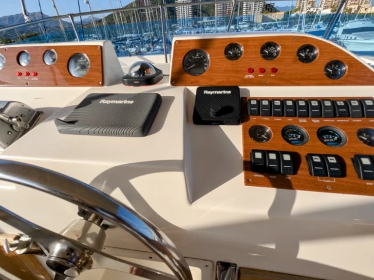 Yacht charter Salerno billig Hatteras 36 Convertible