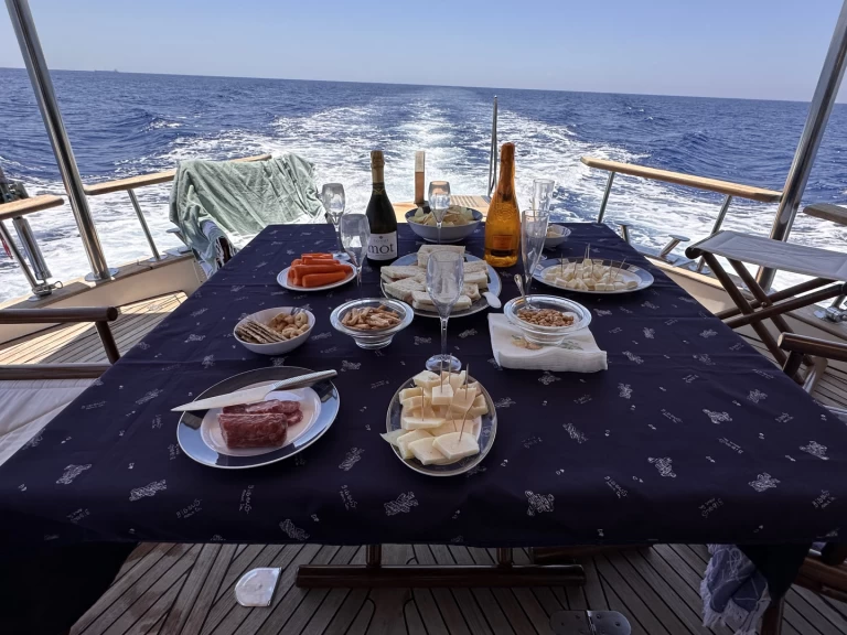 Menorquin-Yachts Menorquin yacht 160 fly  charter bareboat eller skeppad i Marzamemi