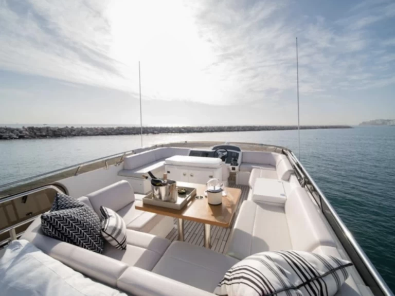 Princess Princess 62 Fly charter bareboat eller skeppad i Portisco