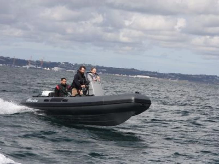 Adventure Vesta 500  charter bareboat eller skeppad i Larmor-Plage