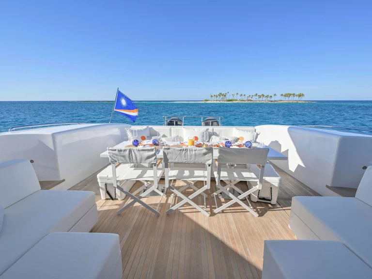 Uthyrning Lyx yacht Mangusta med en båtlicens 