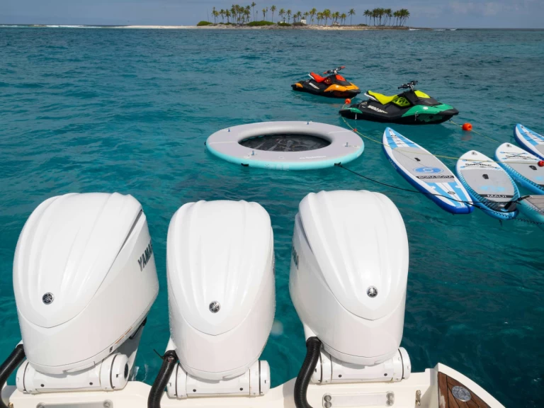 Mangusta TOTAL charter bareboat eller skeppad i Miami 