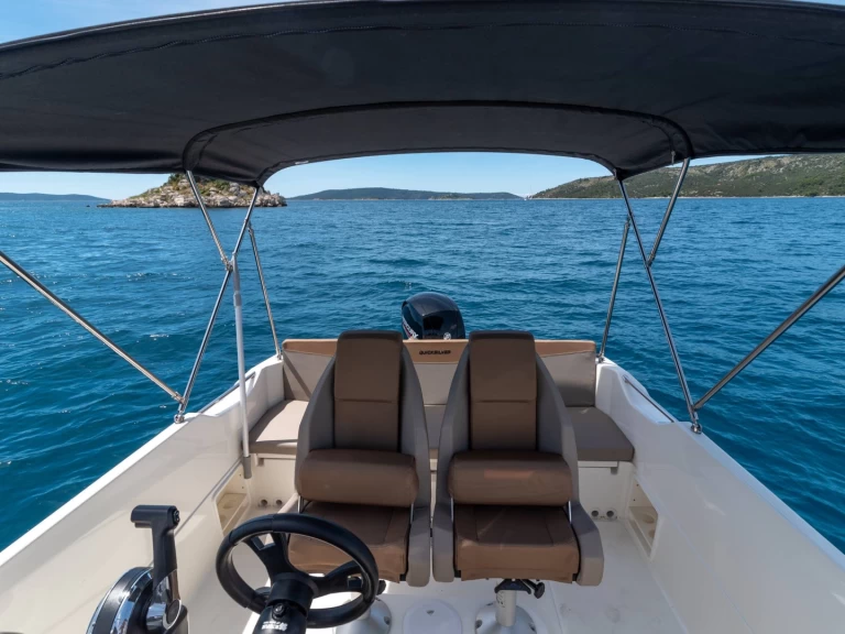 Hyr en Quicksilver Activ 675 Open Sport Split  