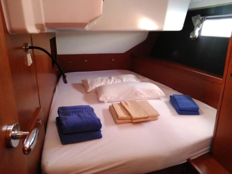 Bénéteau Oceanis 45 charter bareboat eller skeppad i Palamos