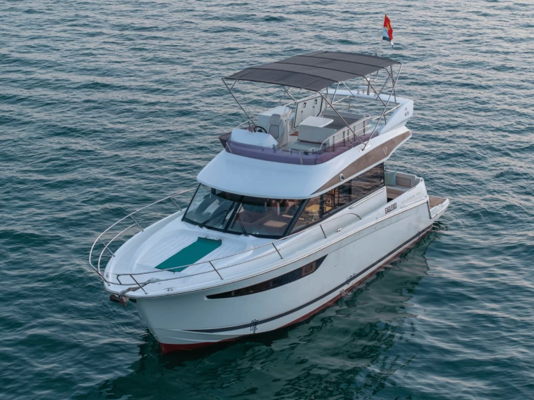 Jeanneau Velasco 43 Fly charter bareboat eller skeppad i Hạ Long